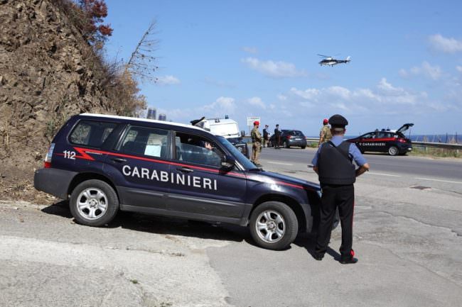 Armi e fucile da guerra clandestini nascosti sotto una botola, arrestato 61enne