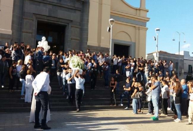 “Fai buon viaggio e poi, poi riposa… se puoi”. I funerali di Ambra Pulvirenti tra disperazione e lacrime
