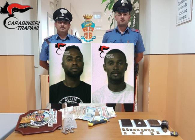 Marijuana e hashish con cospicuo profitto in contanti: droga nelle mani di due africani