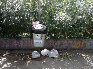 Cestini come cassonetti, sporcizia e degrado: inciviltà o scarso lavoro di pulizia? Cestini come cassonetti, sporcizia e degrado: inciviltà o scarso lavoro di pulizia?
