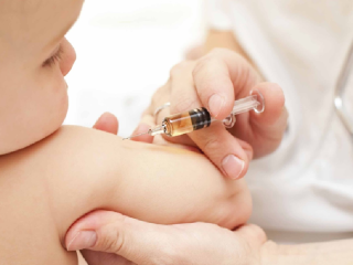 Vaccini a scuola: obblighi, procedure e rischi. Tutto quello che c’è da sapere