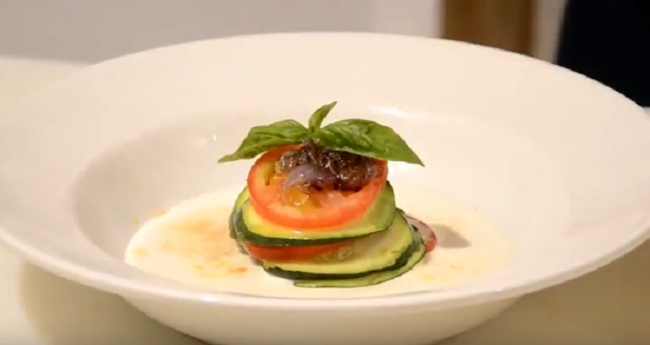 Millefoglie di zucchine e pomodoro, con cipolla rossa caramellata e crema di certosino