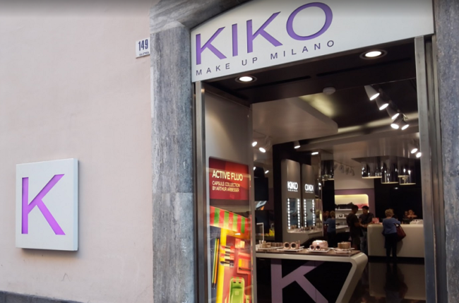 Ruba cosmetici da Kiko, incrocia una Volante e scappa: 44enne fermato in via Etnea