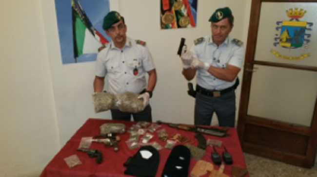 Nascondono borsone nella macchina: dentro droga e un arsenale