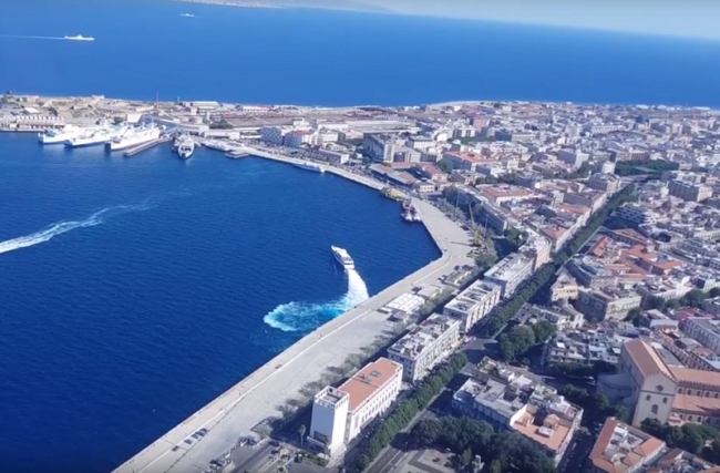 Lipari, sbarcati 60 iracheni: erano nascosti nella stiva di un’imbarcazione a vela. IL VIDEO