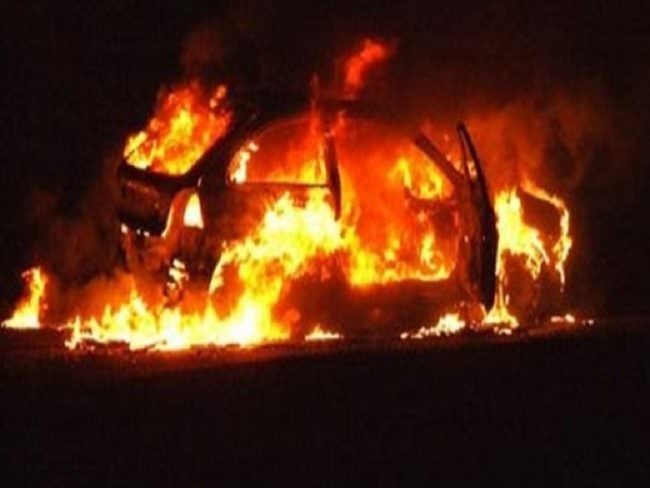 Fiamme nella notte, bruciano due auto: apprensione in strada, vigili del fuoco sul posto