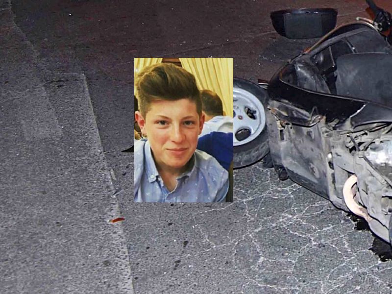 Abbatte cartello stradale in scooter dopo essere stato travolto da auto: morto 17enne