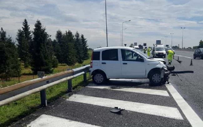 Perde il controllo dell’auto e si schianta sul guard rail