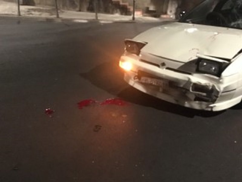 Auto contro scooter, ragazzo vola e batte sul parabrezza: ferito alla testa 17enne. FOTO