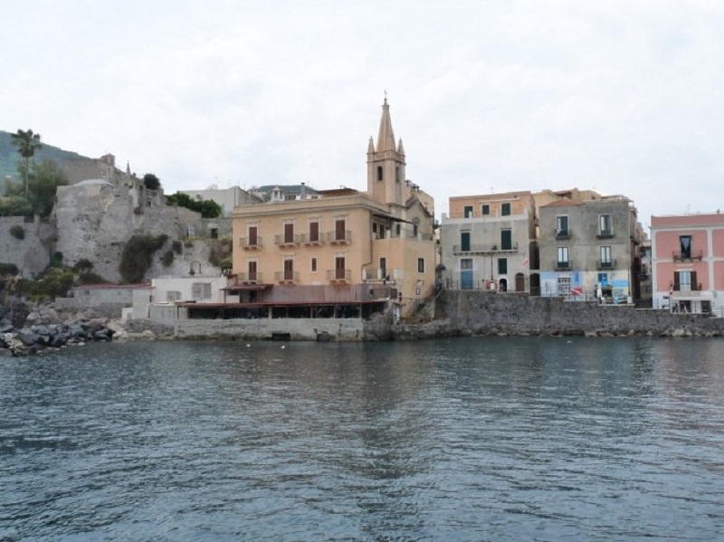 Crolla il campanile a causa di un fulmine: illesi “per miracolo” 5 passanti