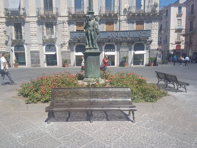 L’ennesimo scempio: le panchine di piazza Università asportate dal “Passiatore”