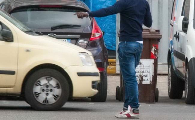 Catania, follia nel parcheggio di un supermercato: posteggiatori abusivi insultano e minacciano poliziotti