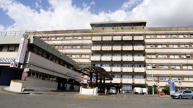 Coronavirus, focolaio in una casa di riposo: 20 anziani positivi trasferiti al Policlinico di Messina