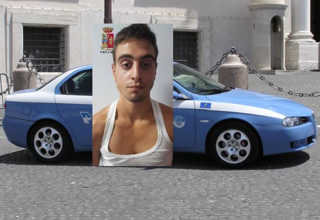 Abiti sporchi di sangue: “umiliato” in strada, accoltella venditore di un negozio