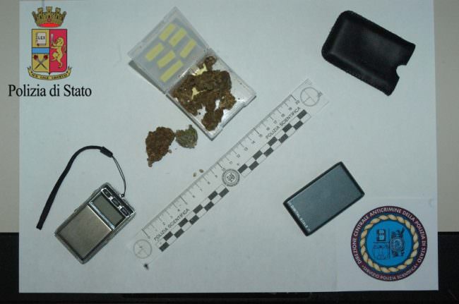Deteneva marijuana per poi spacciarla: denunciato 19enne nell’ennese