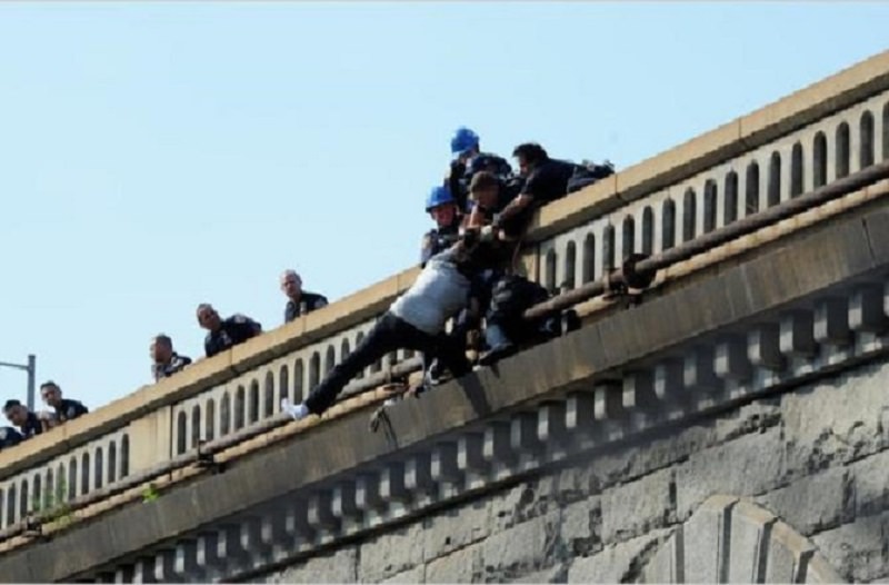 Dal ponte grida “Mi butto giù”: aspirante suicida salvata dai poliziotti