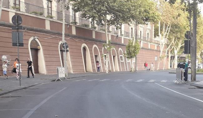 Paura in via Dusmet, 20enne falciata da un’auto e in una pozza di sangue: panico tra i passanti