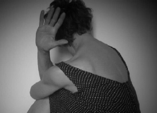Minacciava e picchiava la moglie fino a tentare lo strangolamento: condotto in comunità terapeutica assistita