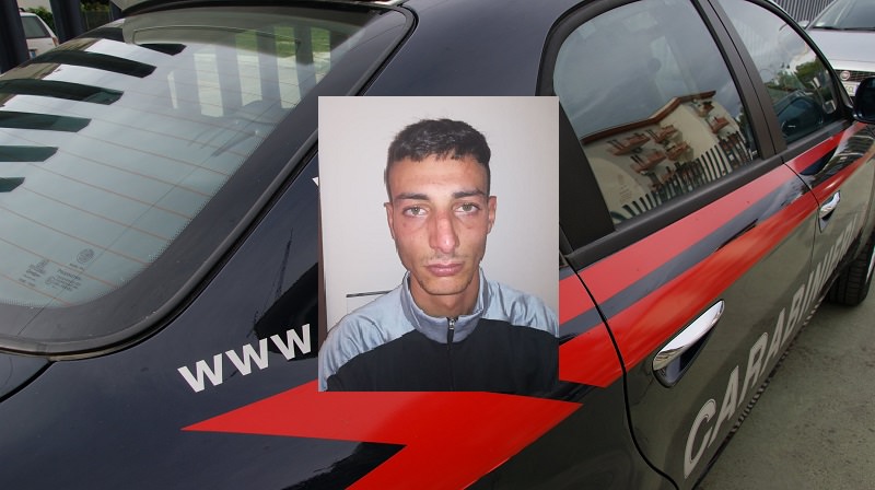 Minacce e violenze continue in casa: la madre si rifiuta di dargli i soldi, lui la aggredisce