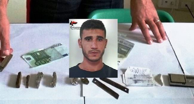 Sorpreso dai carabinieri con dell’hashish in piazza: in manette 24enne tunisino