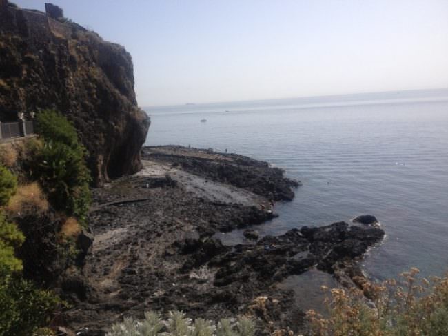 Controlli in lido della Riviera dei Ciclopi: serate notturne non autorizzate, lavoro in nero, evasione fiscale, bar in cattive condizioni igieniche