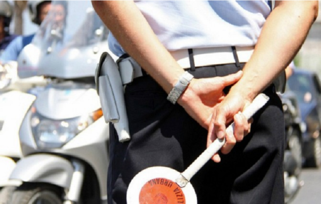 Fiaccolata di solidarietà per il vigile aggredito: aumentano i controlli, si cercano i colpevoli