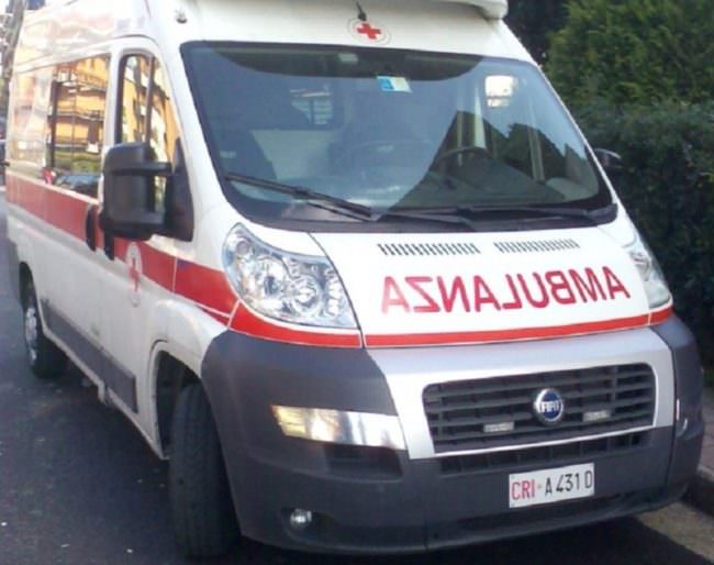 Incidente sul lavoro, perde l’equilibrio e fa un volo di 4 metri: grave operaio 35enne