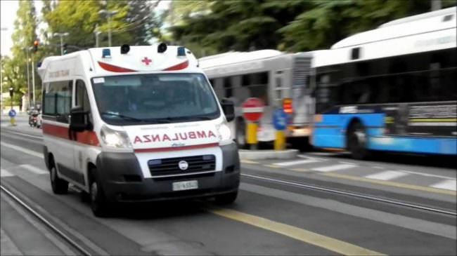 Paura nei pressi del porto, impatto moto-auto: uomo picchia la testa, scatta il ricovero in ospedale