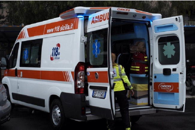 Cade giù dalla scala mentre lavora, 20enne in gravi condizioni