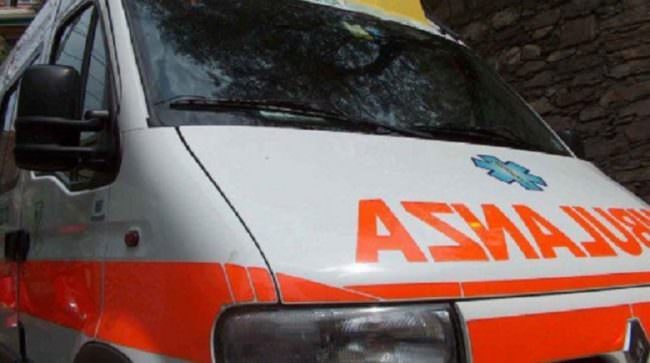 Investito da un’auto mentre attraversava la strada: anziano in codice rosso al Policlinico