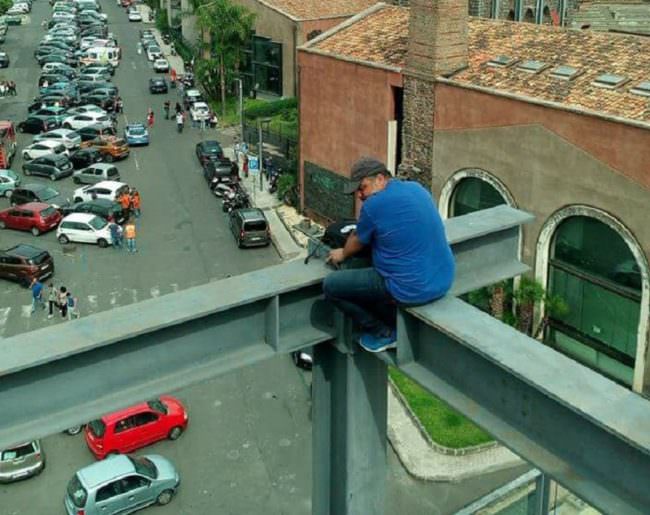 Pubbliservizi, lavoratori disperati. Occupata l’impalcatura delle Ciminiere: “Istituzioni boia”