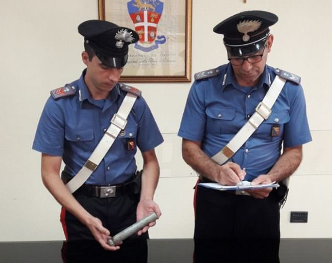 Costruisce un’arma da fuoco e spara contro un tabacchino: danneggiata la saracinesca