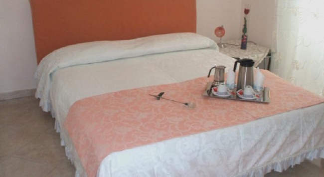 Prenotano B&B, ma arrivano con due giorni di ritardo: scatta il parapiglia