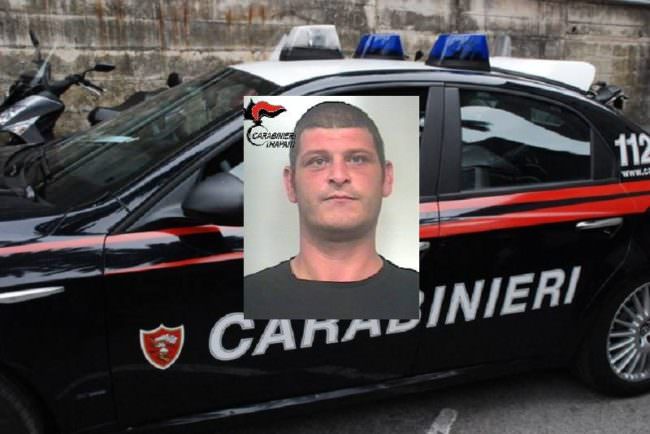 Prima gli lancia un mattone, poi prosegue ad aggredirlo noncurante dei carabinieri: in manette un 37enne