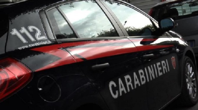 Anziano lancia un vaso contro i carabinieri e poi scappa: “Fast and furious” per la città, un arresto