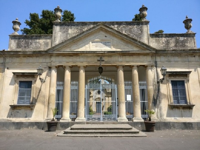 Catania, aggrediti due dipendenti del cimitero