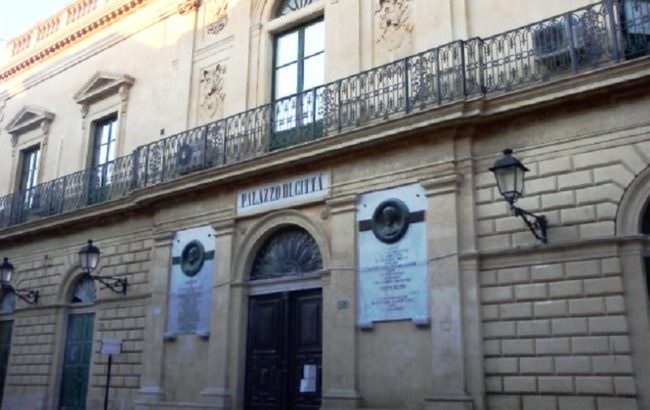 Scrive frasi minacciose contro il sindaco nel palazzo del Comune: denunciato 49enne