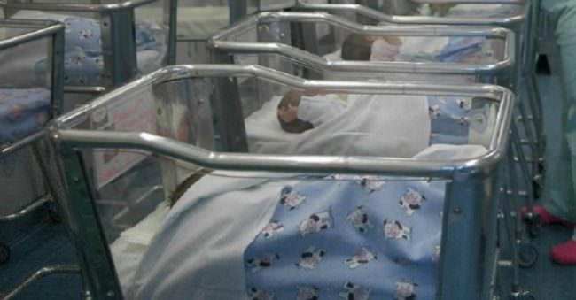 Bimbo nato su un barcone sbarca a Palermo, tra i migranti anche 6 donne incinte