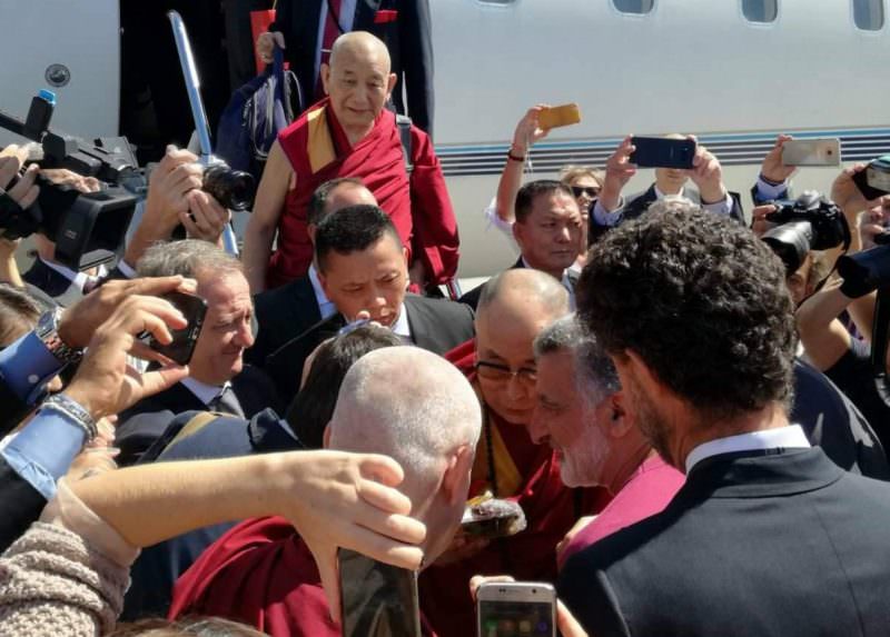 L’arrivo del Dalai Lama all’aeroporto di Catania – FOTO E VIDEO