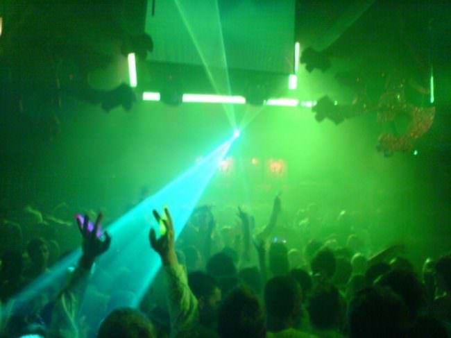 Spettacolo di una band in un pub, circa 200 persone senza mascherina: sanzionato gestore, locale chiuso