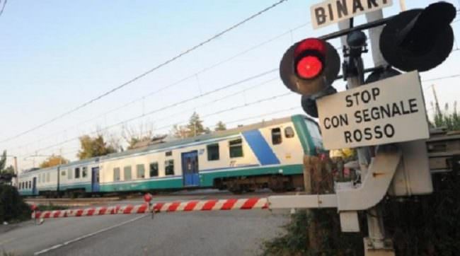 Si alzano le sbarre, passa con l’auto ma arriva il treno: uomo miracolosamente illeso