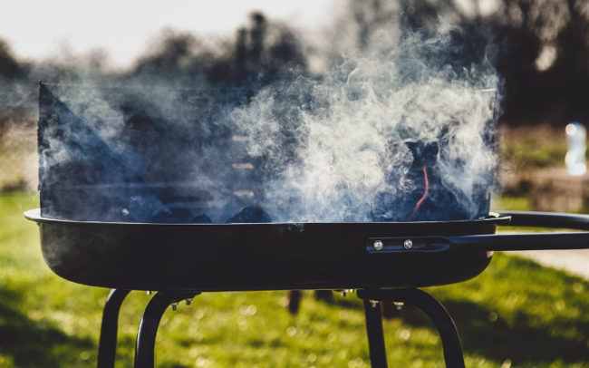 Brucia la figlia di due anni sul barbecue. Urla, odore raccapricciante e fumo: il racconto dei vicini