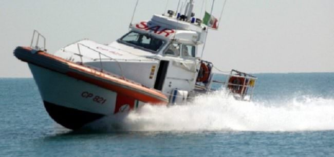 Paura alle Eolie, gozzo rischia di affondare: salvati 5 turisti italiani