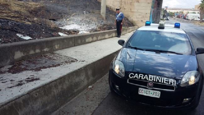 Appicca il fuoco scatenando un incendio che divora oltre 400 mq di vegetazione: arrestato 72enne