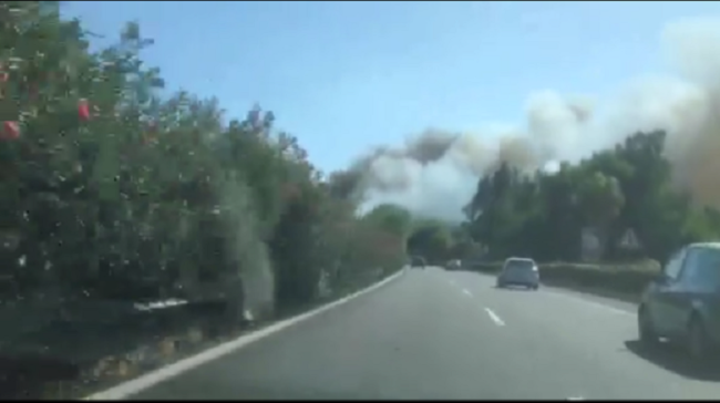 Fiamme sulla CT-ME: nube di fumo provoca code e rallentamenti