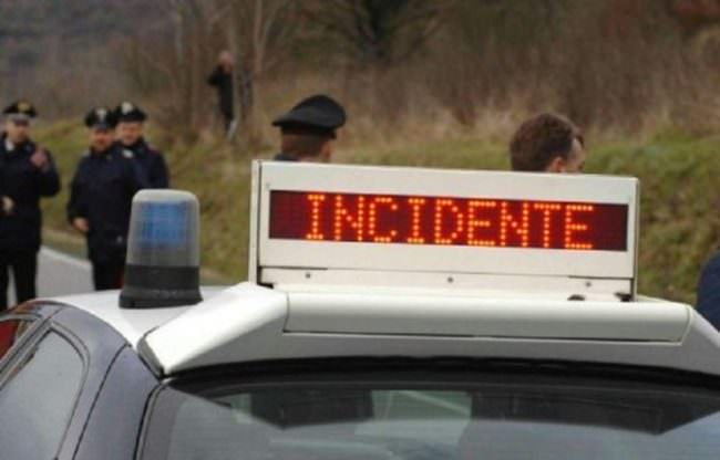 Scontro frontale tra auto e moto: critiche le condizioni del centauro