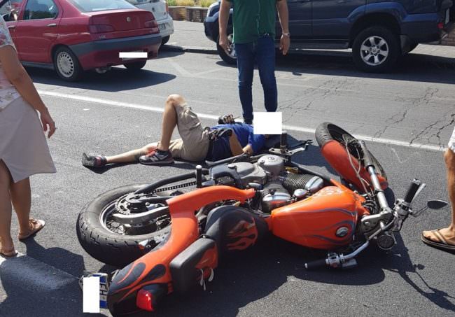 Incidente di fronte al Galileo Galilei, auto contro moto: un uomo a terra