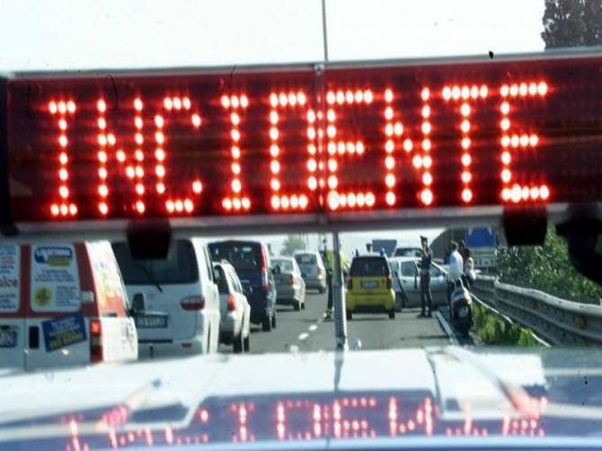 Auto si cappotta alla Circonvallazione di Catania, traffico paralizzato più del normale