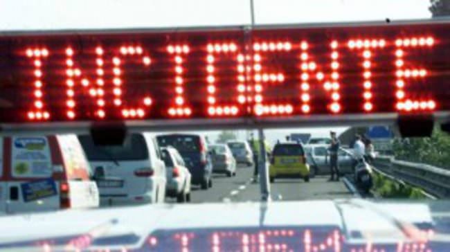 Paura sull’A19, auto in contromano si schianta con un’altra vettura: due feriti
