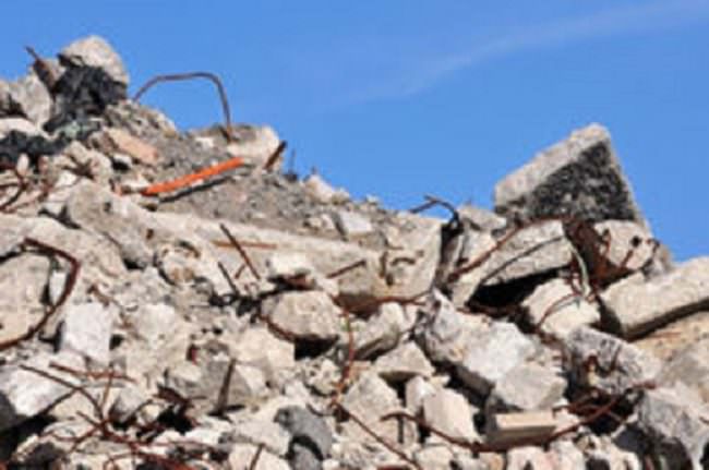 Abusivismo edilizio a San Francesco La Rena: ruspe in azione demoliscono abitazione
